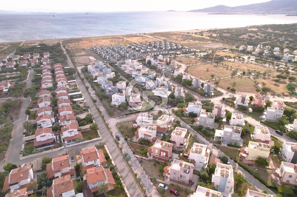 ÇANDARLIDA DENİZE YÜRÜME MESAFESİNDE BAHÇELİ VE TERASLI VİLLA