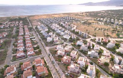 ÇANDARLIDA DENİZE YÜRÜME MESAFESİNDE BAHÇELİ VE TERASLI VİLLA