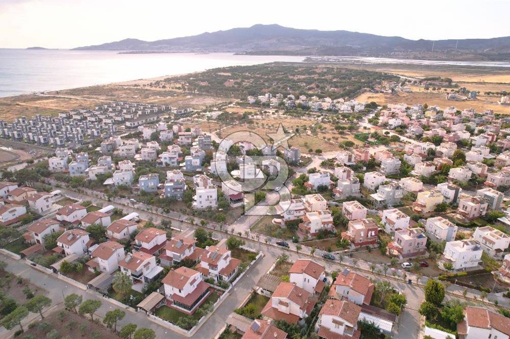 ÇANDARLIDA DENİZE YÜRÜME MESAFESİNDE BAHÇELİ VE TERASLI VİLLA