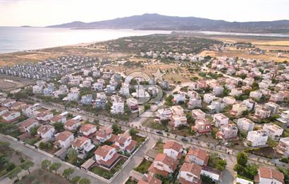 ÇANDARLIDA DENİZE YÜRÜME MESAFESİNDE BAHÇELİ VE TERASLI VİLLA