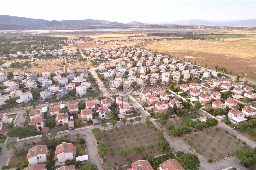 ÇANDARLIDA DENİZE YÜRÜME MESAFESİNDE BAHÇELİ VE TERASLI VİLLA