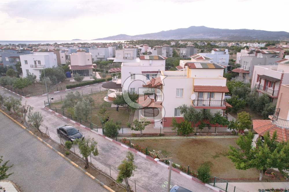 ÇANDARLIDA DENİZE YÜRÜME MESAFESİNDE BAHÇELİ VE TERASLI VİLLA