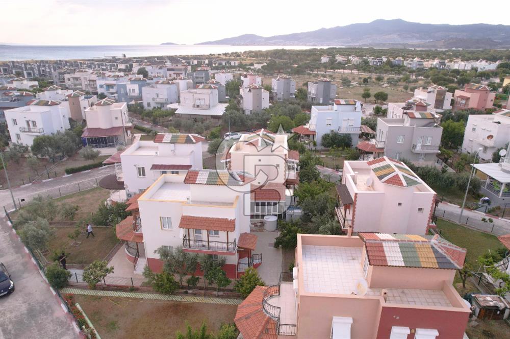 ÇANDARLIDA DENİZE YÜRÜME MESAFESİNDE BAHÇELİ VE TERASLI VİLLA