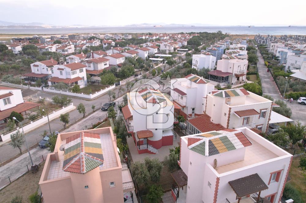 ÇANDARLIDA DENİZE YÜRÜME MESAFESİNDE BAHÇELİ VE TERASLI VİLLA