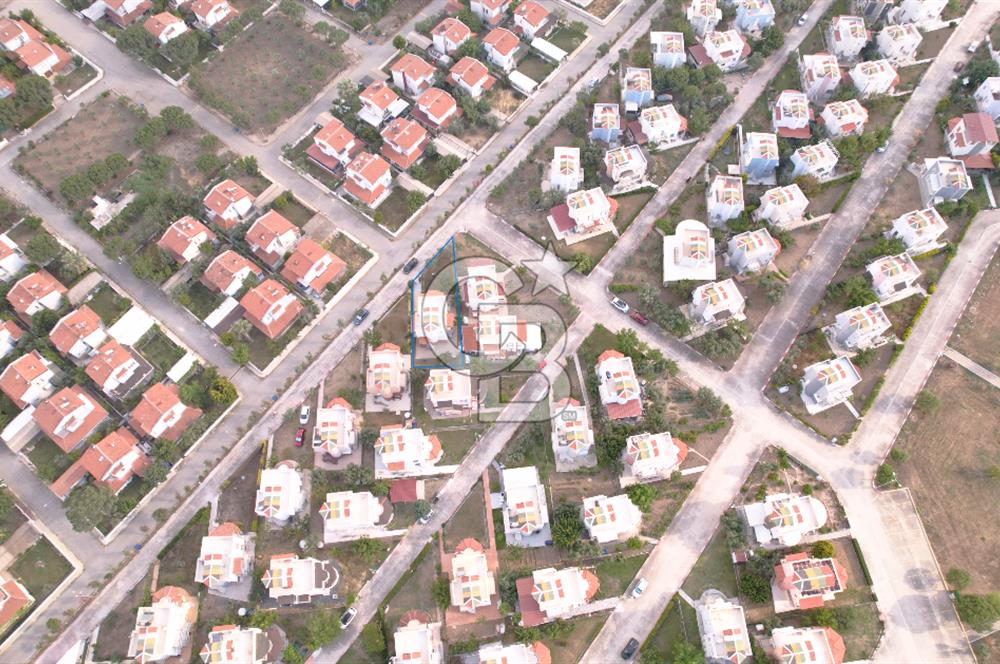 ÇANDARLIDA DENİZE YÜRÜME MESAFESİNDE BAHÇELİ VE TERASLI VİLLA