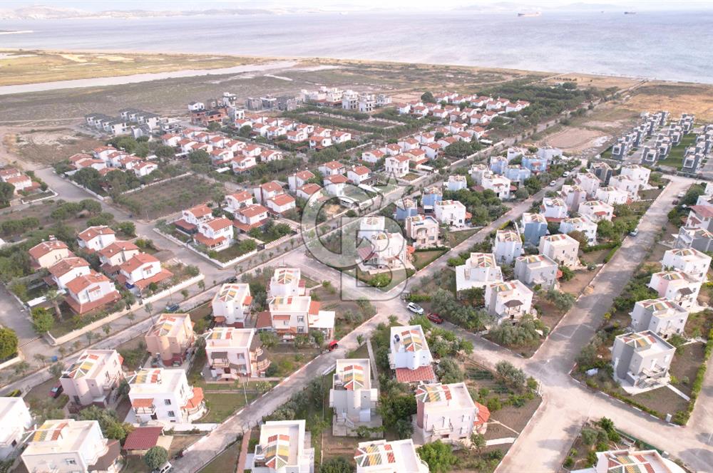 ÇANDARLIDA DENİZE YÜRÜME MESAFESİNDE BAHÇELİ VE TERASLI VİLLA