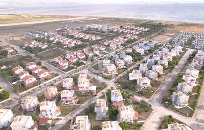 ÇANDARLIDA DENİZE YÜRÜME MESAFESİNDE BAHÇELİ VE TERASLI VİLLA