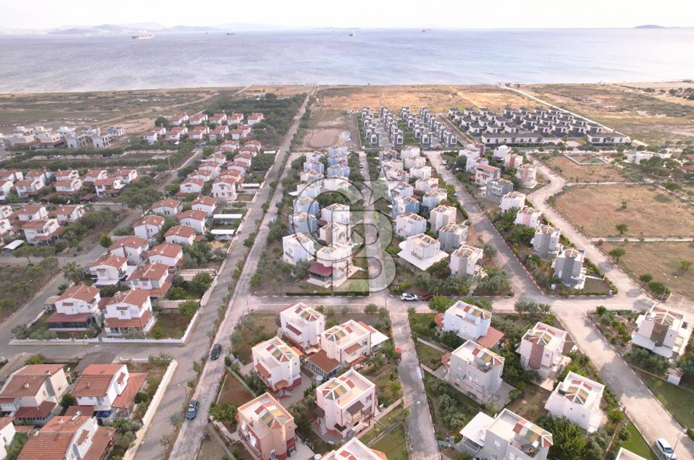 ÇANDARLIDA DENİZE YÜRÜME MESAFESİNDE BAHÇELİ VE TERASLI VİLLA