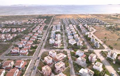 ÇANDARLIDA DENİZE YÜRÜME MESAFESİNDE BAHÇELİ VE TERASLI VİLLA