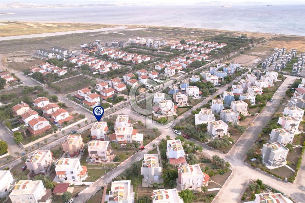 ÇANDARLIDA DENİZE YÜRÜME MESAFESİNDE BAHÇELİ VE TERASLI VİLLA