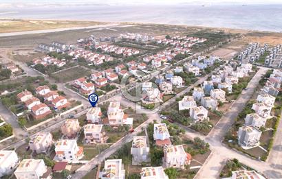 ÇANDARLIDA DENİZE YÜRÜME MESAFESİNDE BAHÇELİ VE TERASLI VİLLA
