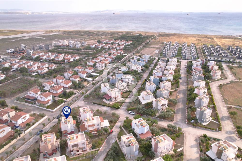 ÇANDARLIDA DENİZE YÜRÜME MESAFESİNDE BAHÇELİ VE TERASLI VİLLA