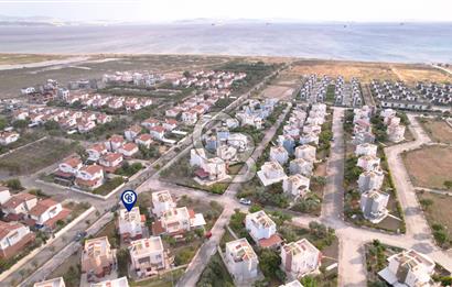 ÇANDARLIDA DENİZE YÜRÜME MESAFESİNDE BAHÇELİ VE TERASLI VİLLA