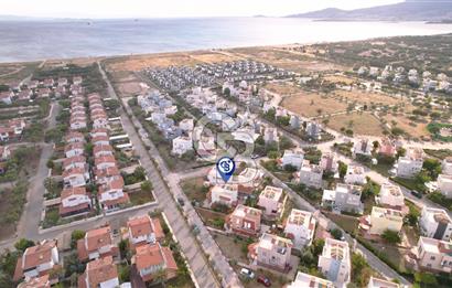 ÇANDARLIDA DENİZE YÜRÜME MESAFESİNDE BAHÇELİ VE TERASLI VİLLA