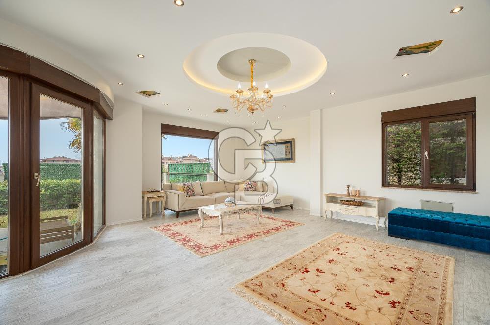 DEMİRCİ DE ORMAN VE ŞEHİR MANZARALI MÜSTAKİL VİLLA