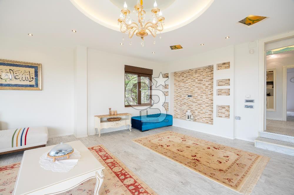 DEMİRCİ DE ORMAN VE ŞEHİR MANZARALI MÜSTAKİL VİLLA