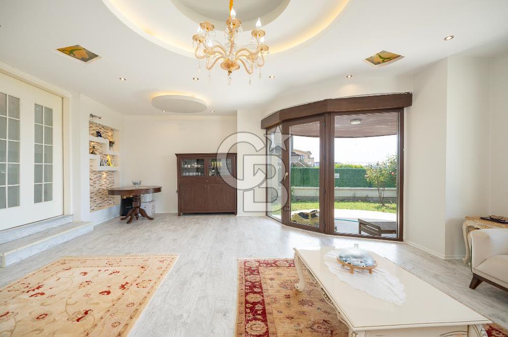 DEMİRCİ DE ORMAN VE ŞEHİR MANZARALI MÜSTAKİL VİLLA