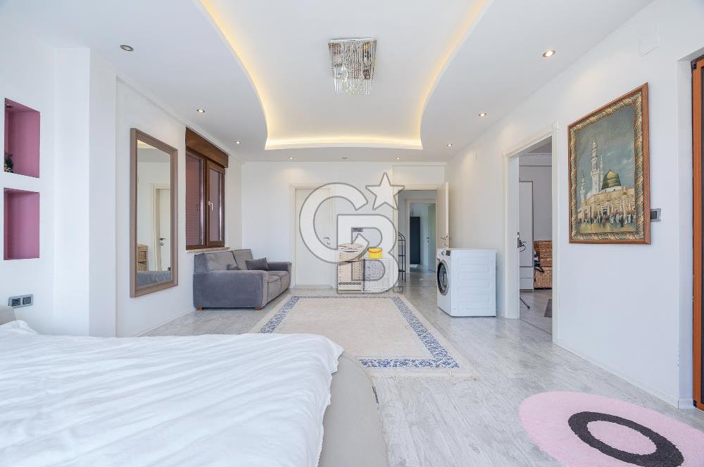 DEMİRCİ DE ORMAN VE ŞEHİR MANZARALI MÜSTAKİL VİLLA