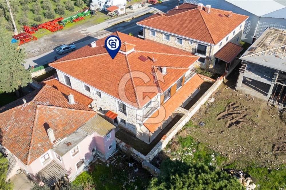 Foça Kazım Dirik Mahallesinde Anayola Yakın Satılık 3+1 Villa