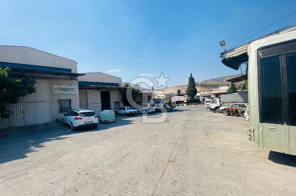 Bornova Kemalpaşa Caddesi Ambarlar Sitesinde Satılık Dükkan