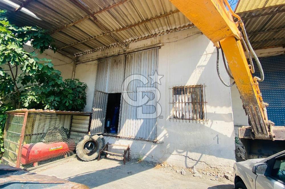 Bornova Kemalpaşa Caddesi Ambarlar Sitesinde Satılık Dükkan
