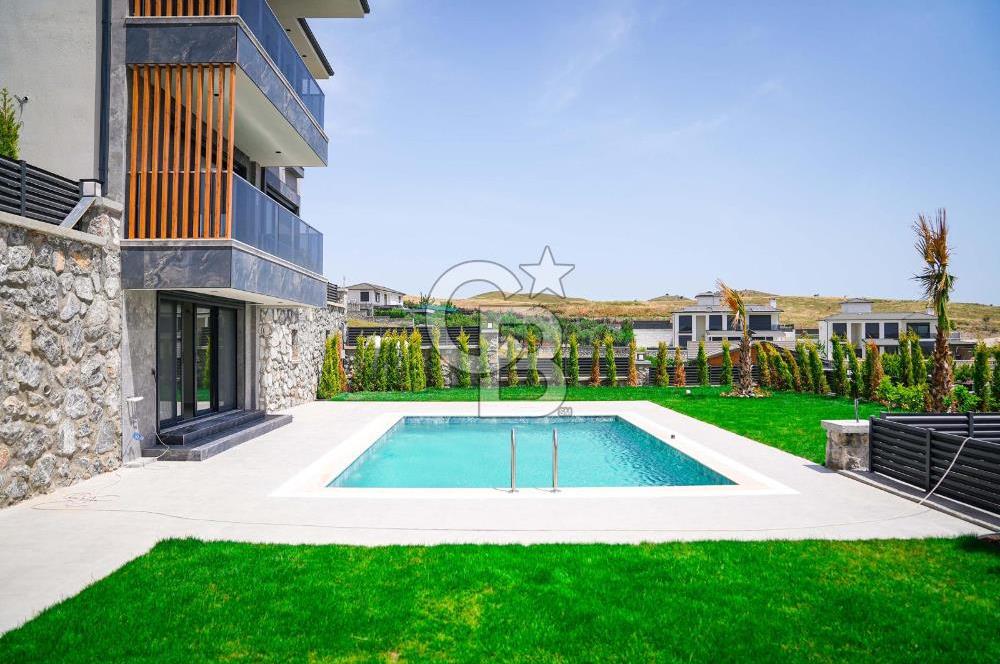 Bahçeşehir' de Müstakil 775 m2 Arsa İçinde Havuzlu Villa