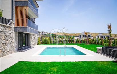 Bahçeşehir' de Müstakil 775 m2 Arsa İçinde Havuzlu Villa