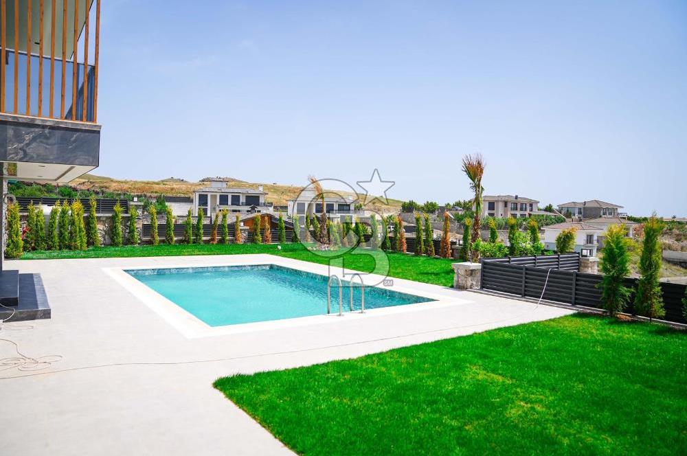 Bahçeşehir' de Müstakil 775 m2 Arsa İçinde Havuzlu Villa