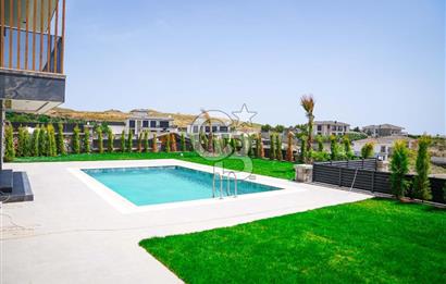 Bahçeşehir' de Müstakil 775 m2 Arsa İçinde Havuzlu Villa