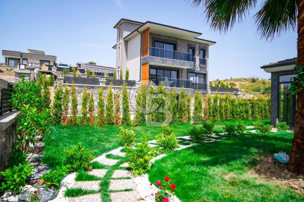 Bahçeşehir' de Müstakil 775 m2 Arsa İçinde Havuzlu Villa