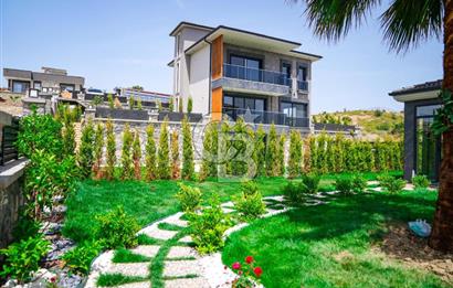 Bahçeşehir' de Müstakil 775 m2 Arsa İçinde Havuzlu Villa