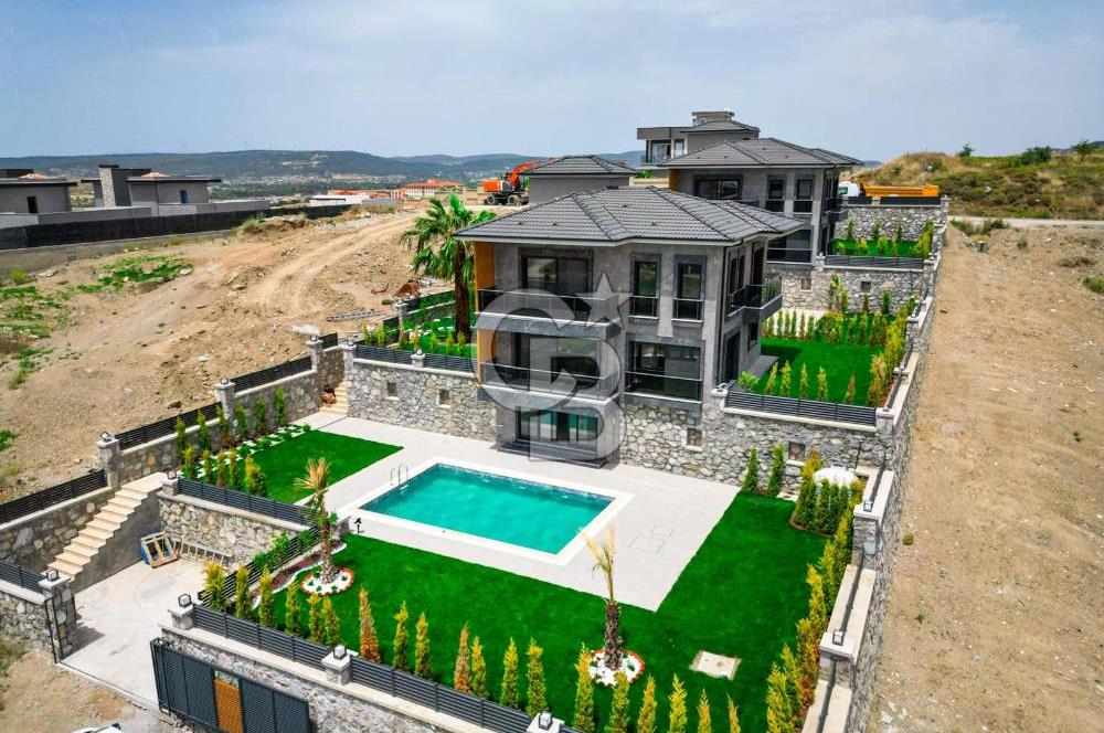 Bahçeşehir' de Müstakil 775 m2 Arsa İçinde Havuzlu Villa