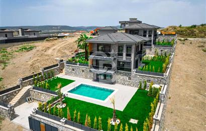Bahçeşehir' de Müstakil 775 m2 Arsa İçinde Havuzlu Villa
