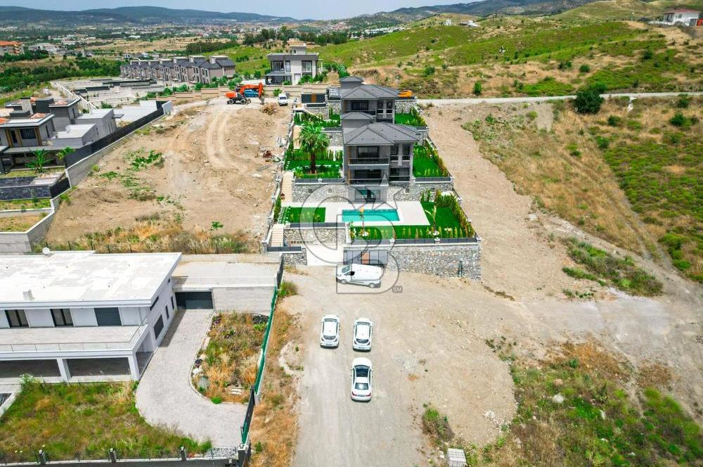 Bahçeşehir' de Müstakil 775 m2 Arsa İçinde Havuzlu Villa