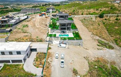 Bahçeşehir' de Müstakil 775 m2 Arsa İçinde Havuzlu Villa
