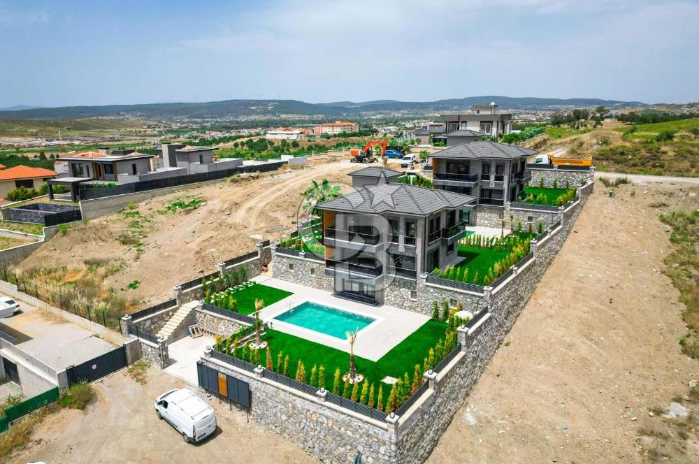 Bahçeşehir' de Müstakil 775 m2 Arsa İçinde Havuzlu Villa