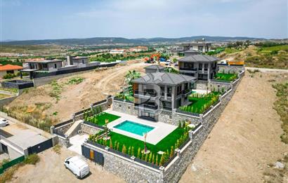 Bahçeşehir' de Müstakil 775 m2 Arsa İçinde Havuzlu Villa