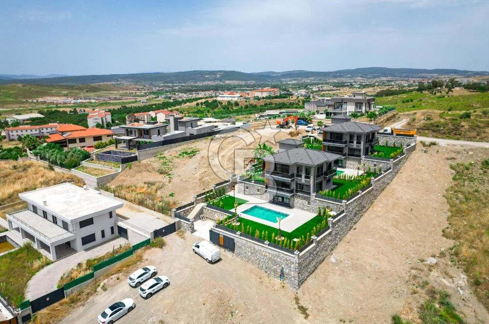 Bahçeşehir' de Müstakil 775 m2 Arsa İçinde Havuzlu Villa