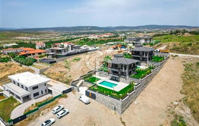 Bahçeşehir' de Müstakil 775 m2 Arsa İçinde Havuzlu Villa