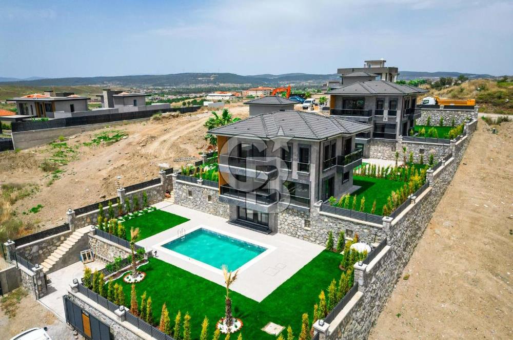 Bahçeşehir' de Müstakil 775 m2 Arsa İçinde Havuzlu Villa