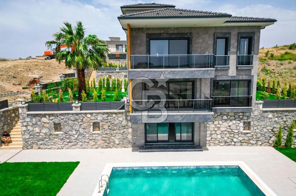 Bahçeşehir' de Müstakil 775 m2 Arsa İçinde Havuzlu Villa