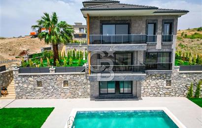 Bahçeşehir' de Müstakil 775 m2 Arsa İçinde Havuzlu Villa