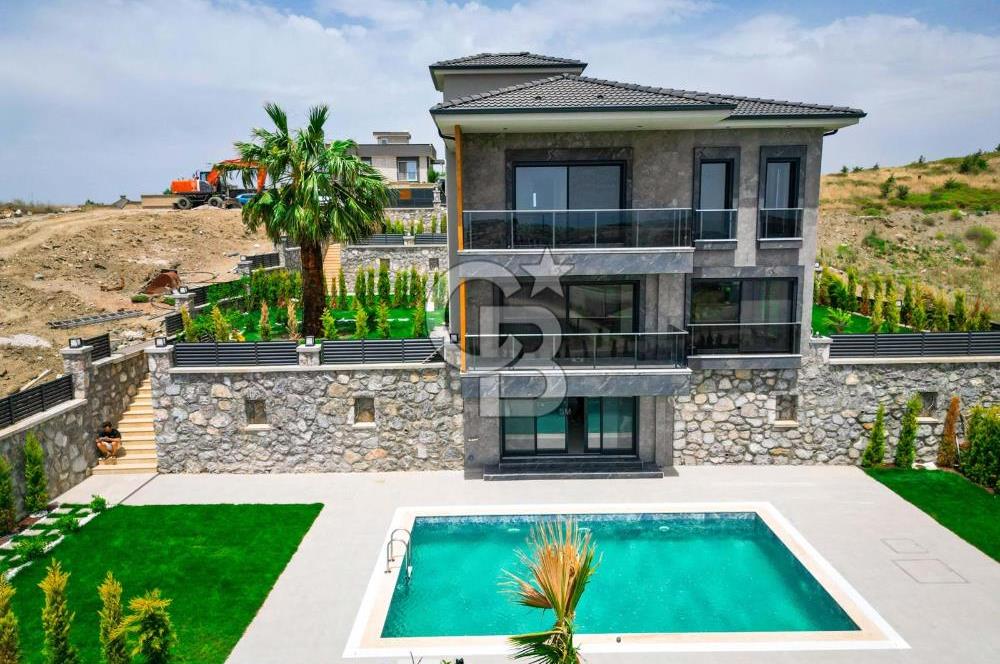 Bahçeşehir' de Müstakil 775 m2 Arsa İçinde Havuzlu Villa