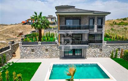 Bahçeşehir' de Müstakil 775 m2 Arsa İçinde Havuzlu Villa