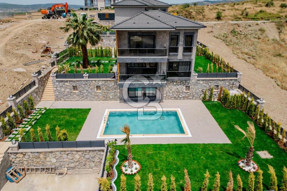 Bahçeşehir' de Müstakil 775 m2 Arsa İçinde Havuzlu Villa
