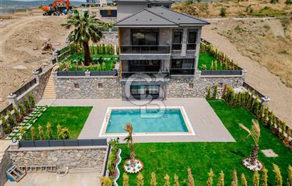Bahçeşehir' de Müstakil 775 m2 Arsa İçinde Havuzlu Villa