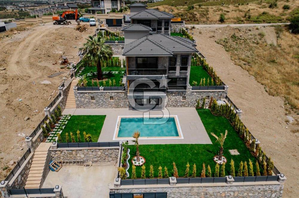 Bahçeşehir' de Müstakil 775 m2 Arsa İçinde Havuzlu Villa