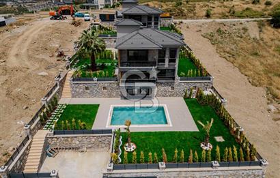 Bahçeşehir' de Müstakil 775 m2 Arsa İçinde Havuzlu Villa