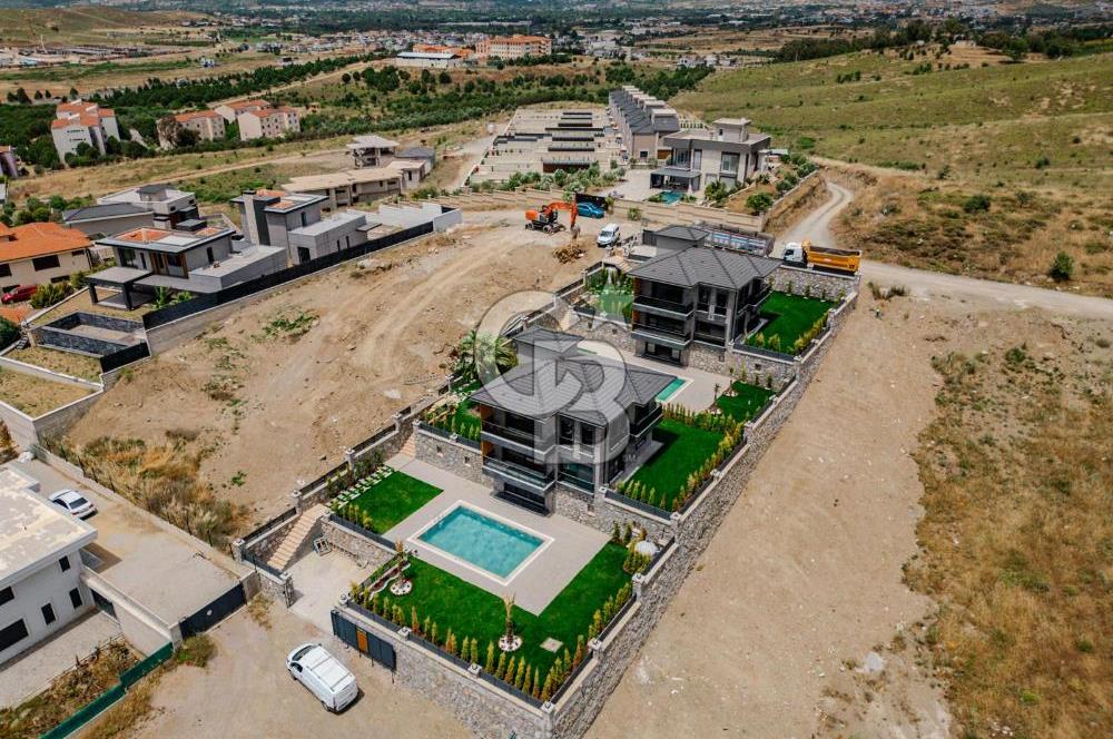Bahçeşehir' de Müstakil 775 m2 Arsa İçinde Havuzlu Villa