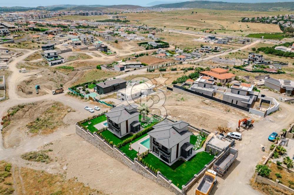 Bahçeşehir' de Müstakil 775 m2 Arsa İçinde Havuzlu Villa
